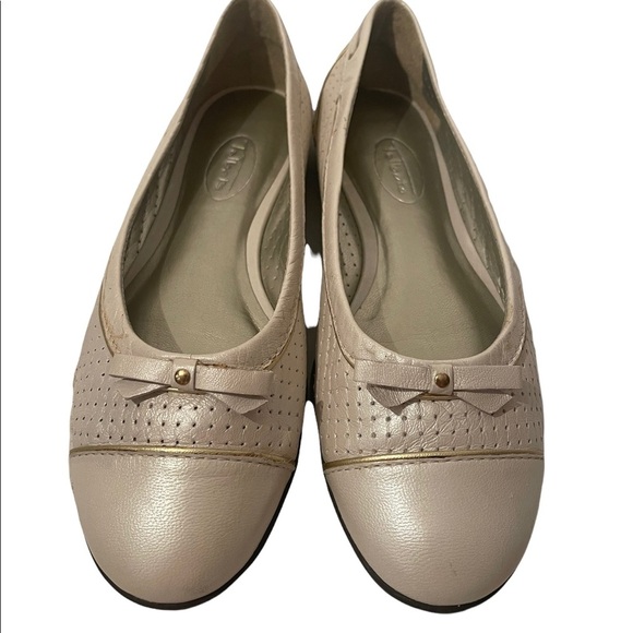 Talbots Cream with Gold Accents Flat Shoes NWOT Size 7B - Picture 2 of 8